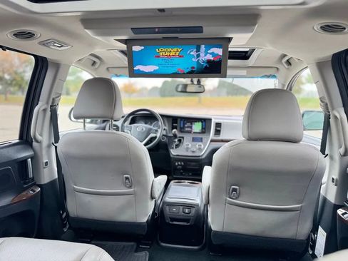 Used 2017 Toyota Sienna Limited Premium image 23