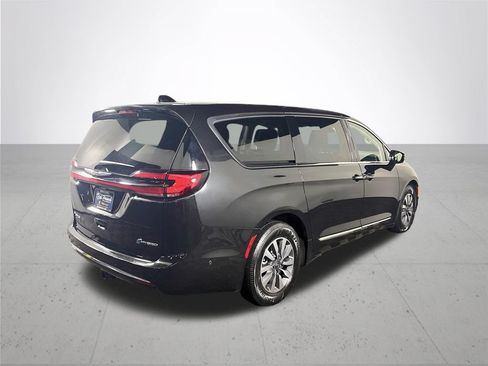 Used 2023 Chrysler Pacifica Limited FWD image 6