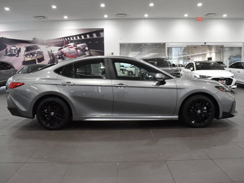 Used 2025 Toyota Camry SE image 12