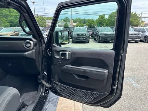 Used 2019 Jeep Wrangler Unlimited Sahara w/ Cold Weather Group AWD/4WD image 12