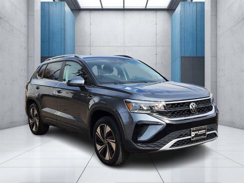 Used 2024 Volkswagen Taos SE image 1