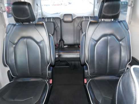 Used 2023 Chrysler Pacifica Limited image 13