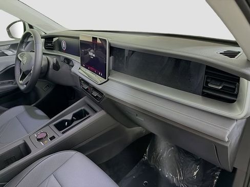 New 2026 Volkswagen Tiguan SE FWD image 28
