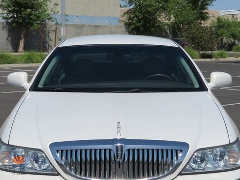 Used 2003 Lincoln Town Car Executive image 34