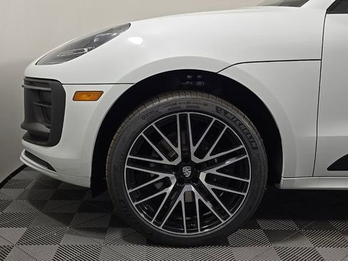 Certified 2025 Porsche Macan image 11