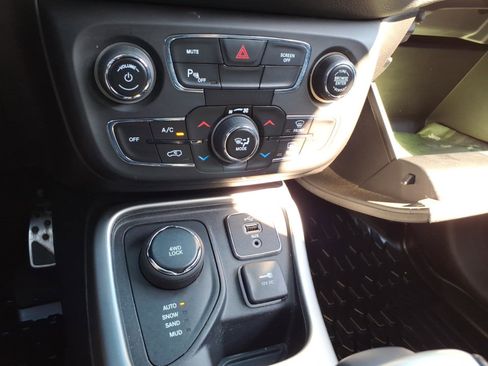 Used 2019 Jeep Compass Latitude w/ Popular Equipment Group AWD/4WD image 17