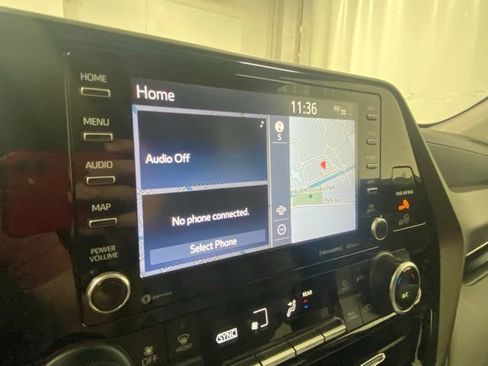 Used 2020 Toyota Highlander XLE AWD/4WD image 18