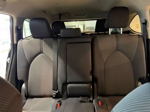 Used 2025 Toyota Highlander LE FWD image 40