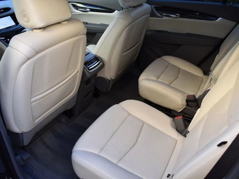 Used 2020 Cadillac XT6 Premium Luxury FWD image 9