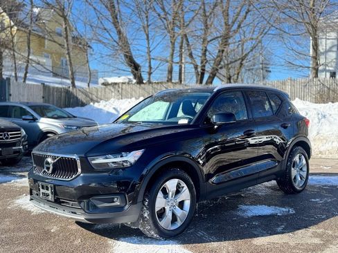 Used 2021 Volvo XC40 T5 Momentum w/ Climate Package image 2
