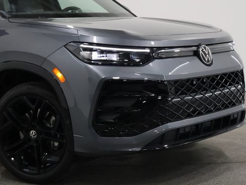 New 2026 Volkswagen Tiguan SE R-Line image 3