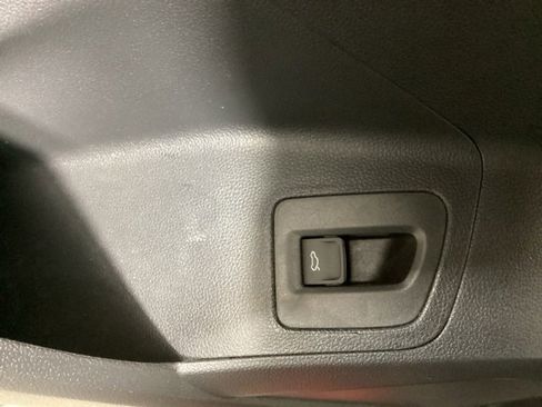 Used 2023 Volkswagen Atlas Cross Sport SE w/ Panoramic Sunroof Package image 18