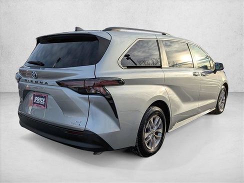 Used 2024 Toyota Sienna XLE image 5
