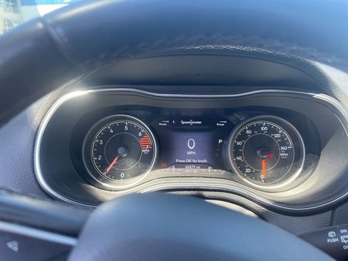 Used 2019 Jeep Cherokee Limited w/ Luxury Group FWD image 11