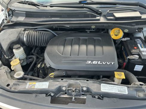 Used 2015 Chrysler Town & Country Touring FWD image 22