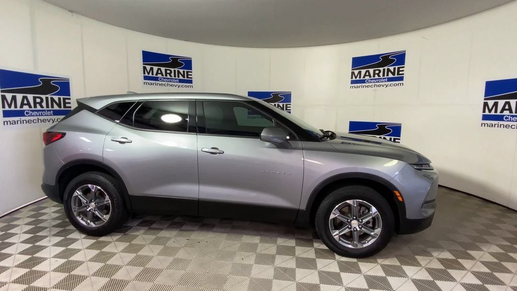 Used 2023 Chevrolet Blazer LT FWD image 3