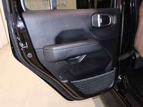 Used 2022 Jeep Wrangler Unlimited Sahara w/ LED Lighting Group AWD/4WD image 15