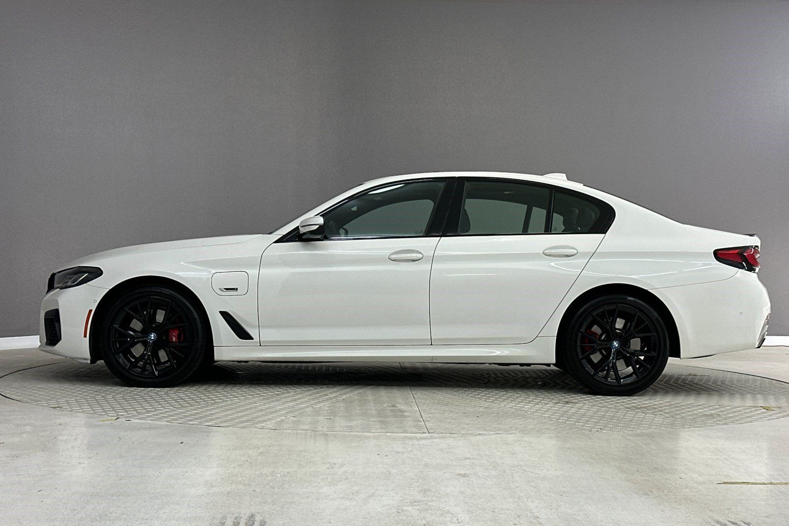 Certified 2023 BMW 530e w/ M Sport Package RWD image 2