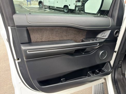 Used 2021 Ford Expedition Limited image 13