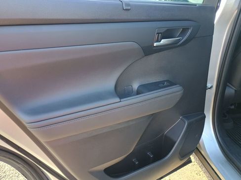 Used 2021 Toyota Highlander XLE image 18