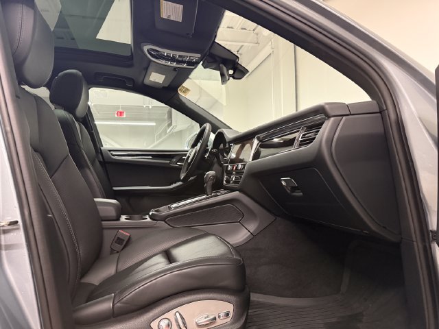 Certified 2026 Porsche Macan AWD/4WD image 22