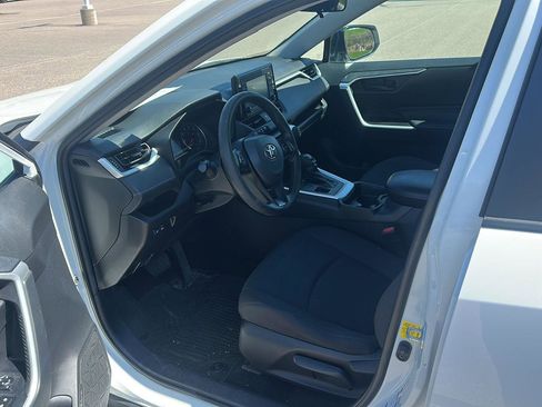 Used 2021 Toyota RAV4 LE image 8