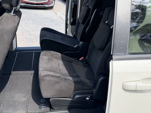 Used 2013 Dodge Grand Caravan SXT w/ UConnect Hands-Free Group FWD image 16