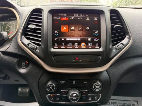 Used 2014 Jeep Cherokee Latitude w/ Comfort/Convenience Group FWD image 40