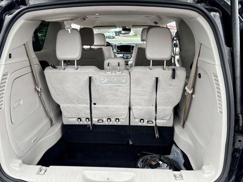 Used 2021 Chrysler Pacifica Touring-L image 14
