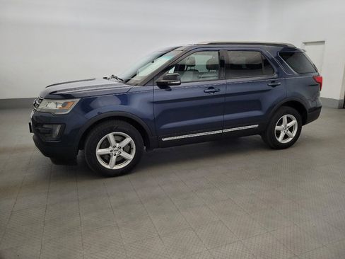 Used 2016 Ford Explorer XLT w/ Equipment Group 202A AWD/4WD image 2