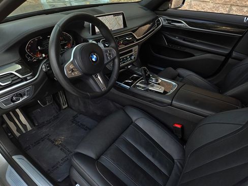 Used 2022 BMW 740i w/ M Sport Package RWD image 10