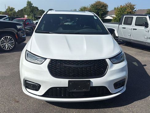 Used 2024 Chrysler Pacifica Touring-L w/ S Appearance Package FWD image 8