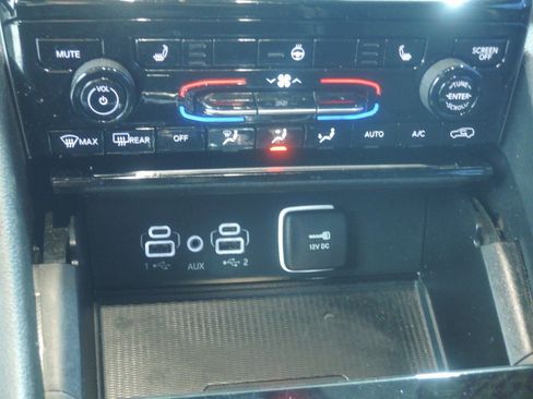 Used 2024 Jeep Grand Cherokee L Laredo image 18