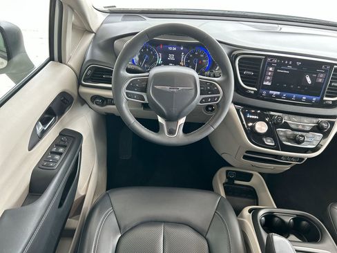 Used 2023 Chrysler Pacifica Touring-L FWD image 39