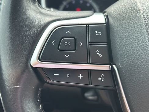 Used 2020 Toyota Highlander XLE AWD/4WD image 18