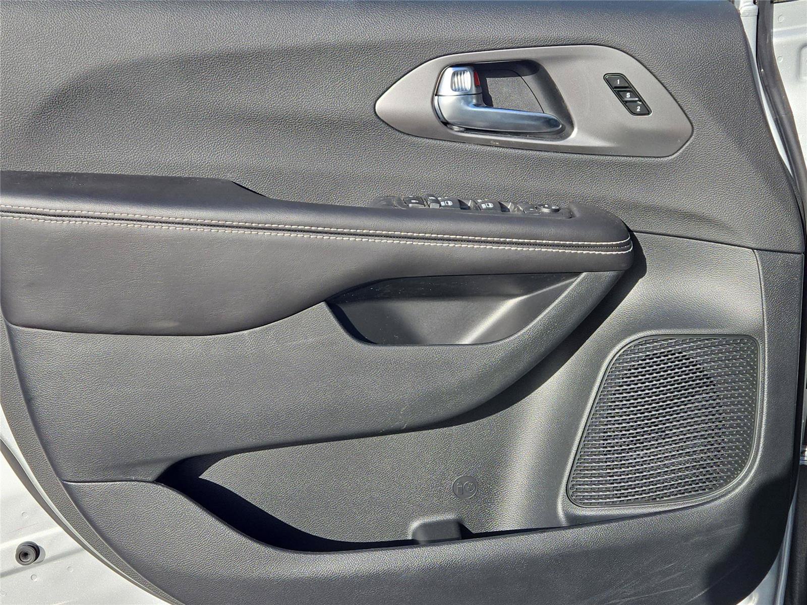 New 2026 Chrysler Pacifica Select w/ S Appearance Package FWD image 13
