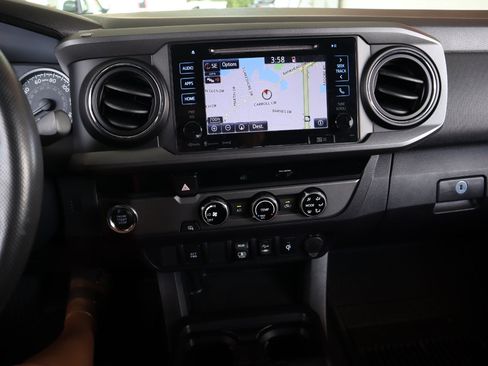 Used 2018 Toyota Tacoma TRD Sport image 46