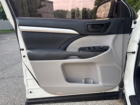 Used 2019 Toyota Highlander LE FWD image 10