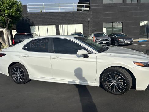 Used 2022 Toyota Camry SE FWD image 3