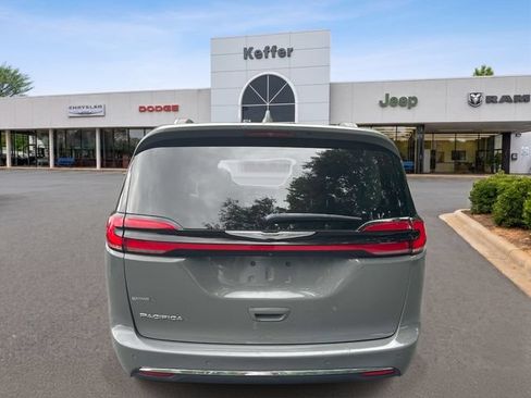 Used 2022 Chrysler Pacifica Touring-L FWD image 5