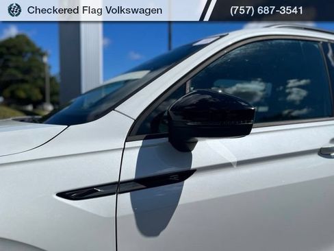 Used 2024 Volkswagen Tiguan SE R-Line AWD/4WD image 2