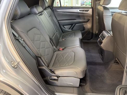Used 2024 Volkswagen Atlas Cross Sport SE w/ Panoramic Sunroof Package image 29