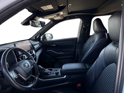 Used 2024 Toyota Highlander XSE AWD/4WD image 10