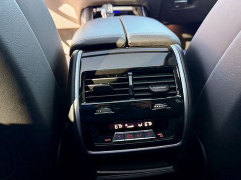 Used 2022 BMW X7 M50i image 25