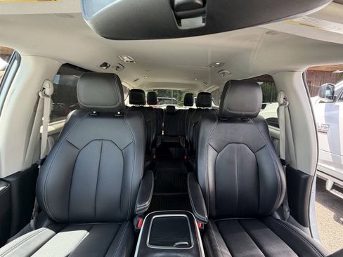 Used 2024 Chrysler Pacifica Touring-L AWD/4WD image 23