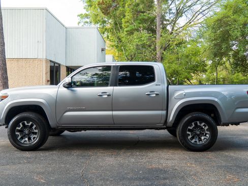 Used 2017 Toyota Tacoma SR5 w/ Tow Package RWD image 5