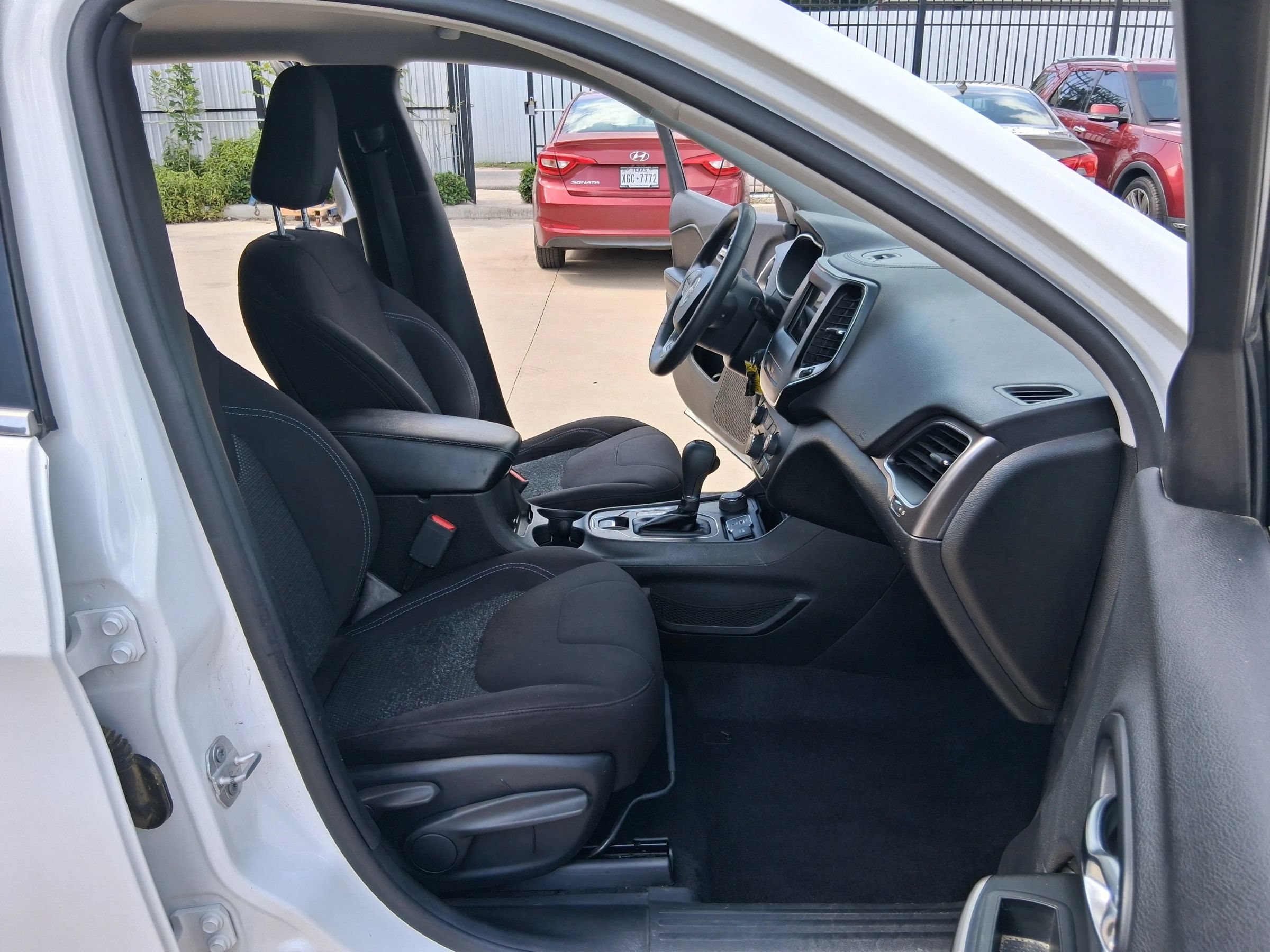 Used 2019 Jeep Cherokee Latitude w/ Popular Appearance Group AWD/4WD image 36