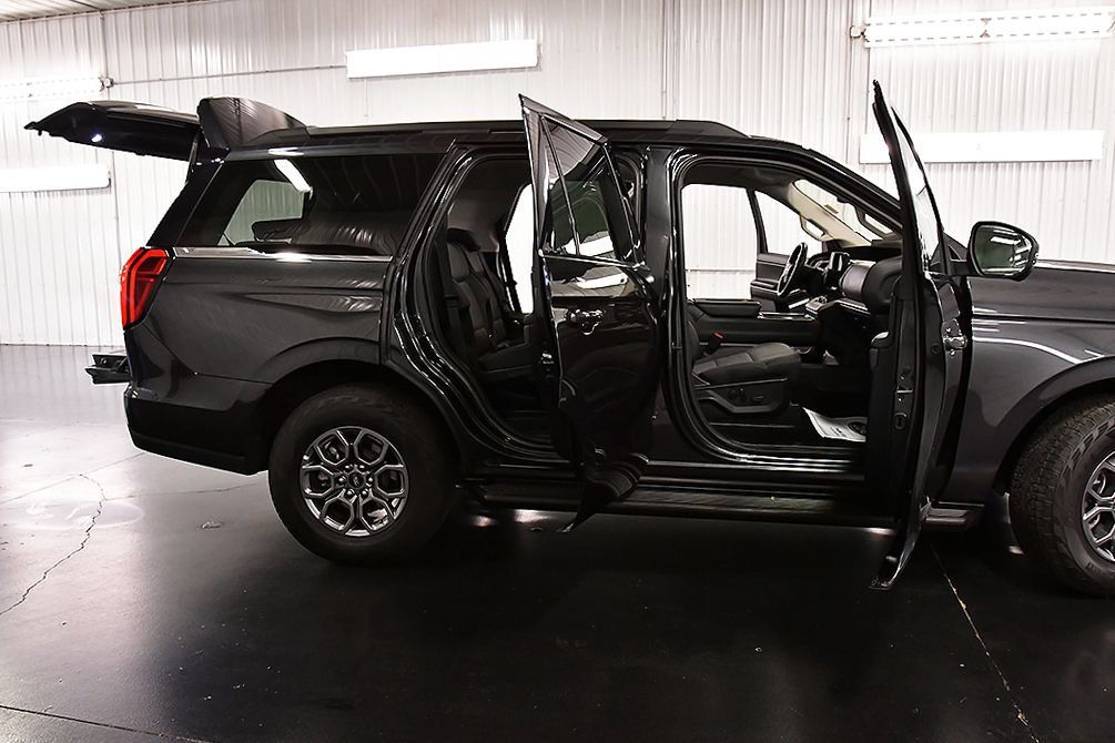 Used 2025 Ford Expedition Active AWD/4WD image 29