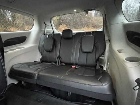 Used 2024 Chrysler Pacifica Touring-L image 23