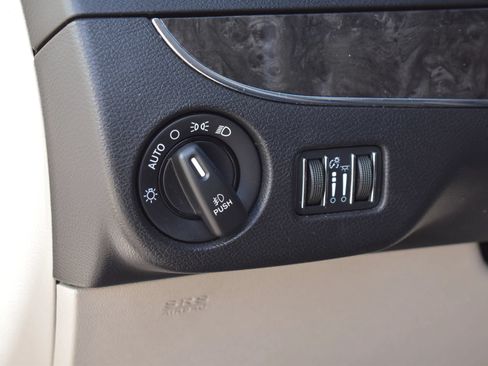 Used 2014 Chrysler Town & Country Touring FWD image 16